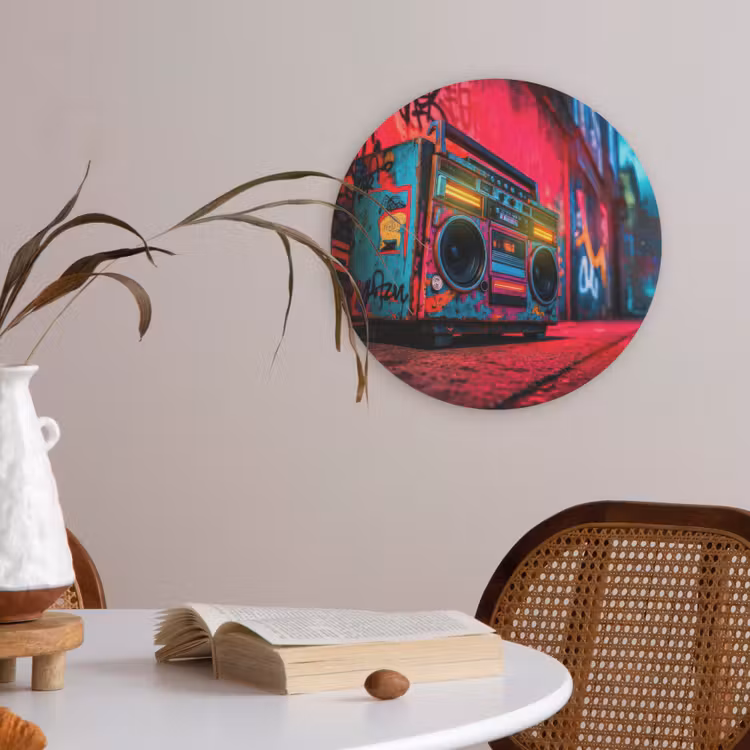 Boombox - Rood - Graffiti - Neon Akoestische PET Vilt - Rond klein -sfeer3
