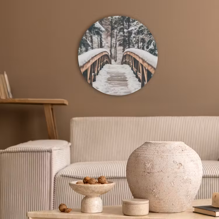 Brug - Winterlandschap - Bos - Natuur - Sneeuw Akoestische PET Vilt - Rond klein -sfeer1