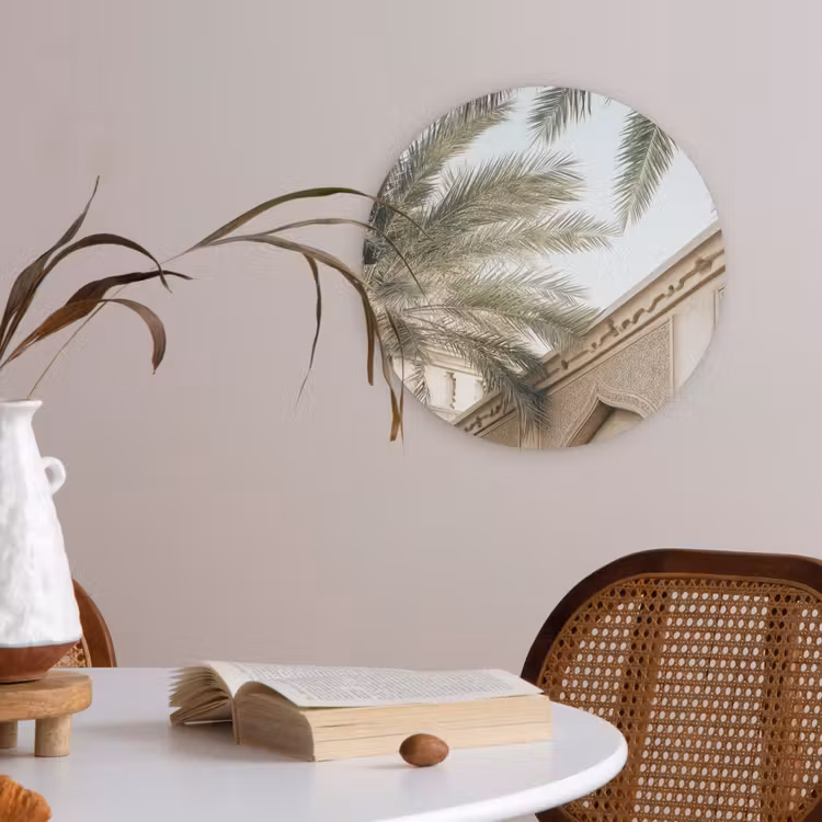 Gebouw - Palmbomen - Beige - Zon Akoestische PET Vilt - Rond klein -sfeer3