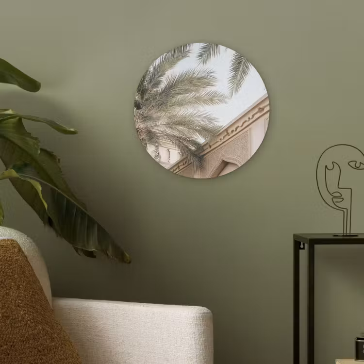 Gebouw - Palmbomen - Beige - Zon Akoestische PET Vilt - Rond klein -sfeer2