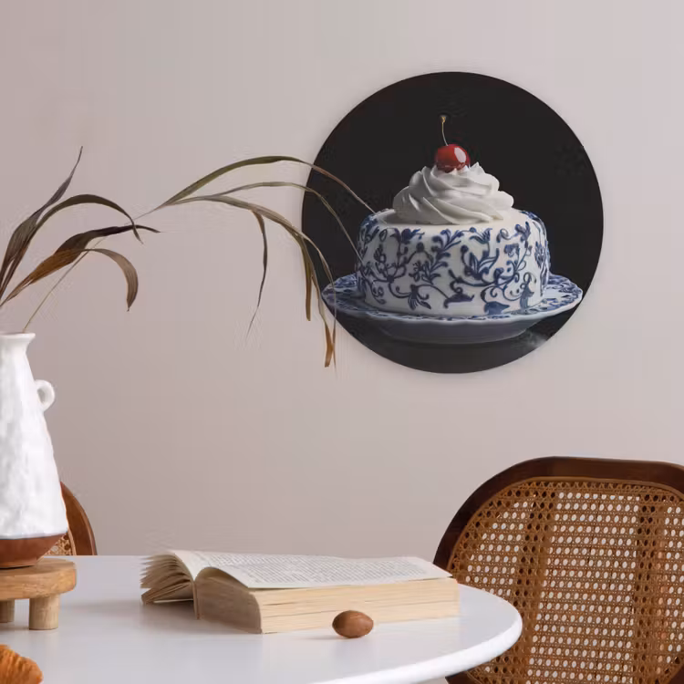 Taart - Slagroom - Kers - Bord - Delfts blauw Akoestische PET Vilt - Rond klein -sfeer3