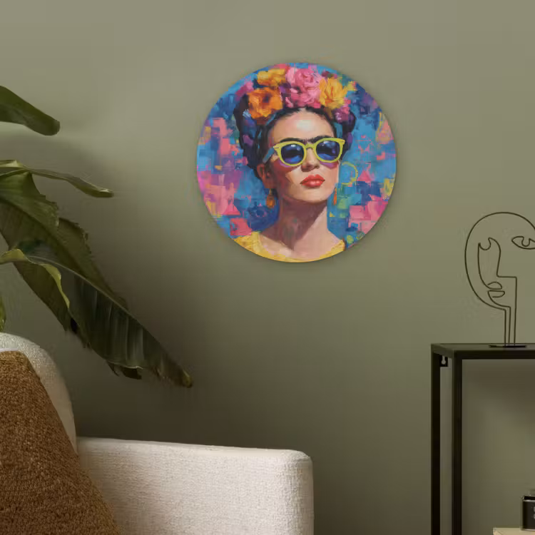 Vrolijk portret - Vrouw - Bloemenkroon Akoestische PET Vilt - Rond klein -sfeer2