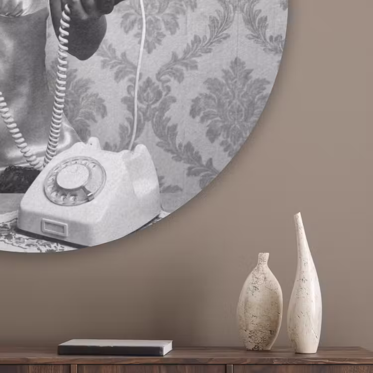 Chic - Vrouw - Zwart - Wit Akoestische PET Vilt - Rond klein -sfeer5_closeup