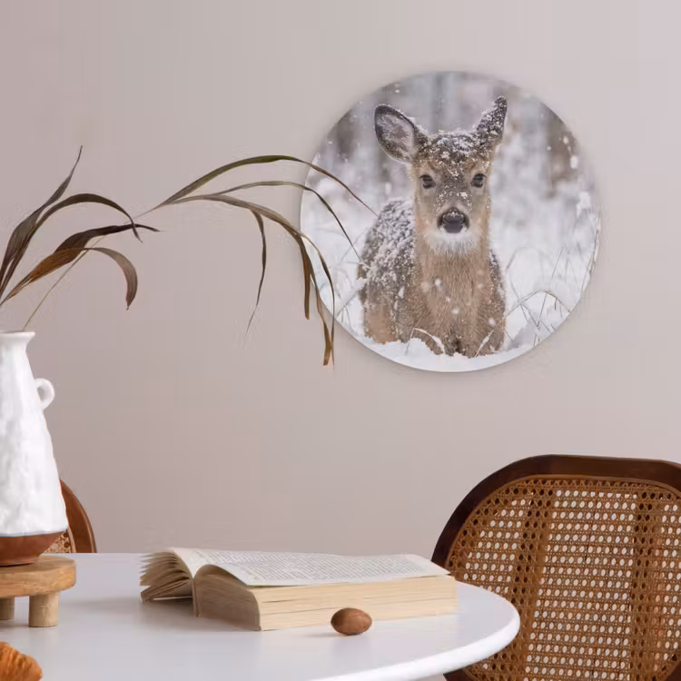 Hert - Sneeuw - Bos - Dieren - Vertederend Akoestische PET Vilt - Rond klein -sfeer3