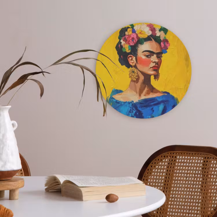 Frida Kahlo - Vrouw - Geel - Blauw - Bloemen Akoestische PET Vilt - Rond klein -sfeer3