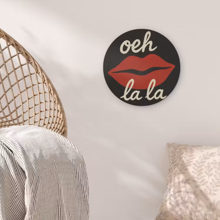 Lip - Rood - Quote Akoestische PET Vilt - Rond klein -sfeer4
