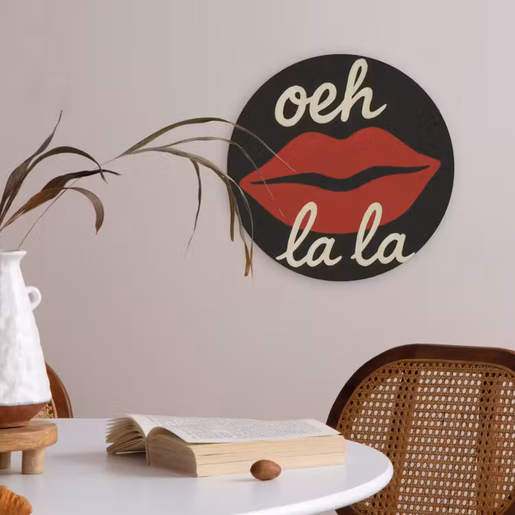 Lip - Rood - Quote Akoestische PET Vilt - Rond klein -sfeer3