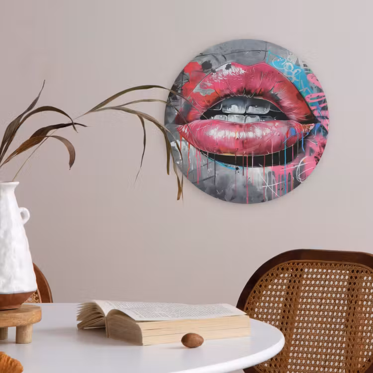 Lippen - Felroze - Graffiti - Verfstrepen Akoestische PET Vilt - Rond klein -sfeer3