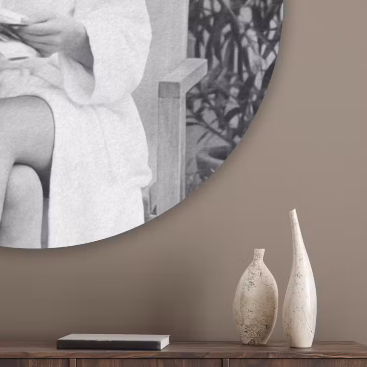 Modern - Vrouw - Zwart - Wit Akoestische PET Vilt - Rond klein -sfeer5_closeup