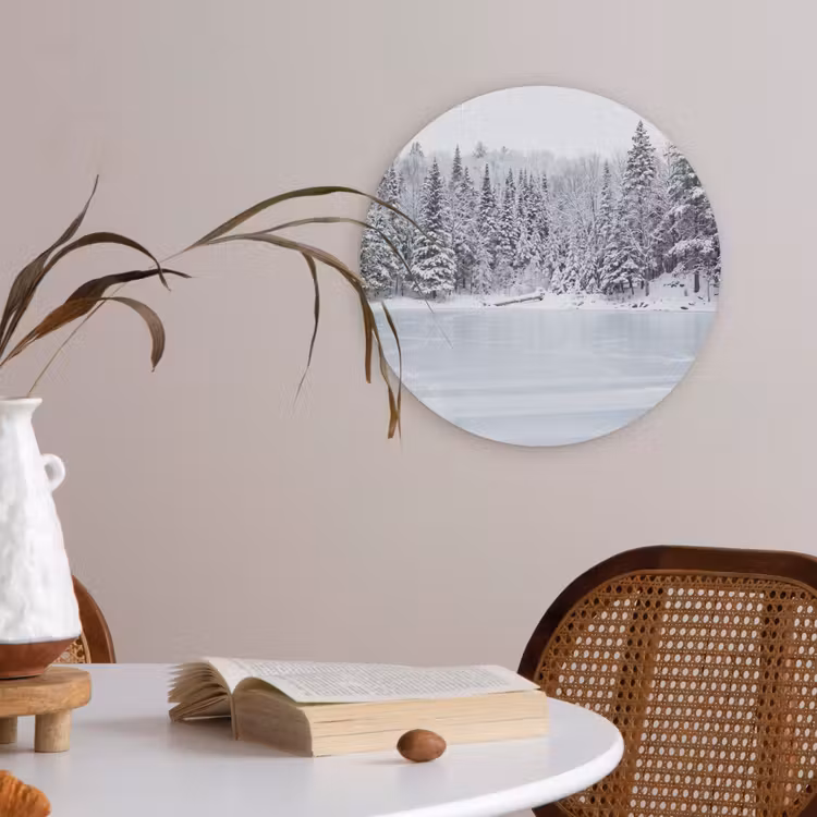 Meer - Dennen - IJs - Winter - Rustgevend Akoestische PET Vilt - Rond klein -sfeer3
