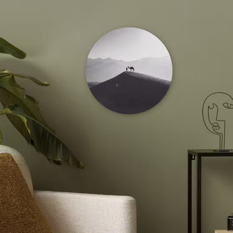 Mens - Kameel - Zandduin - Natuur - Monochroom Akoestische PET Vilt - Rond klein -sfeer2