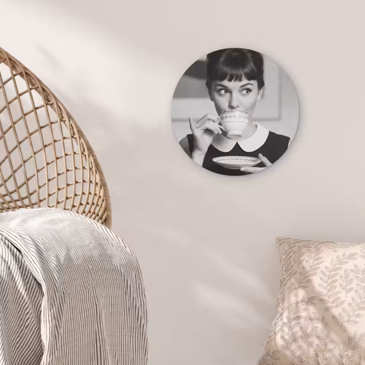 Portret - Thee - Vrouw Akoestische PET Vilt - Rond klein -sfeer4