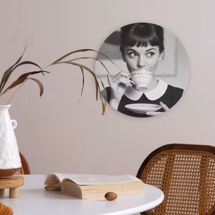 Portret - Thee - Vrouw Akoestische PET Vilt - Rond klein -sfeer3