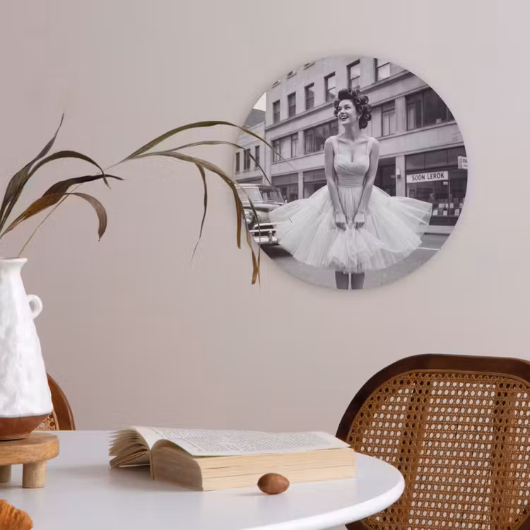 Retro - Vrouw - Zwart - Wit Akoestische PET Vilt - Rond klein -sfeer3