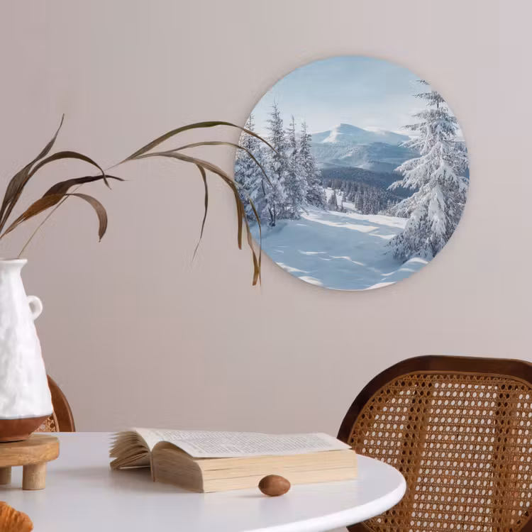 Winterlandschap - Natuur - Berg - Bomen - Sneeuw Akoestische PET Vilt - Rond klein -sfeer3