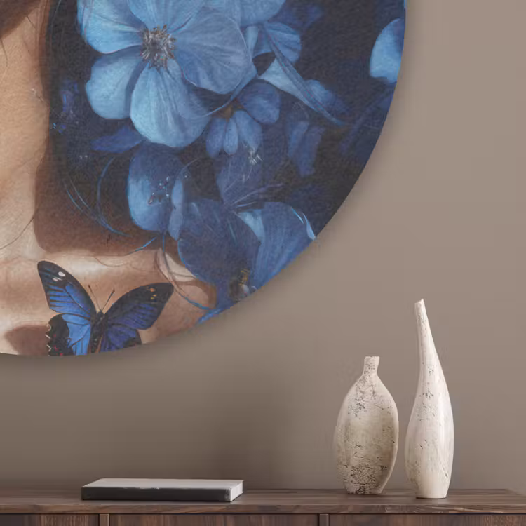 Vrouw - Blauw - Bloemen - Vlinders - Natuur Akoestische PET Vilt - Rond klein -sfeer5_closeup