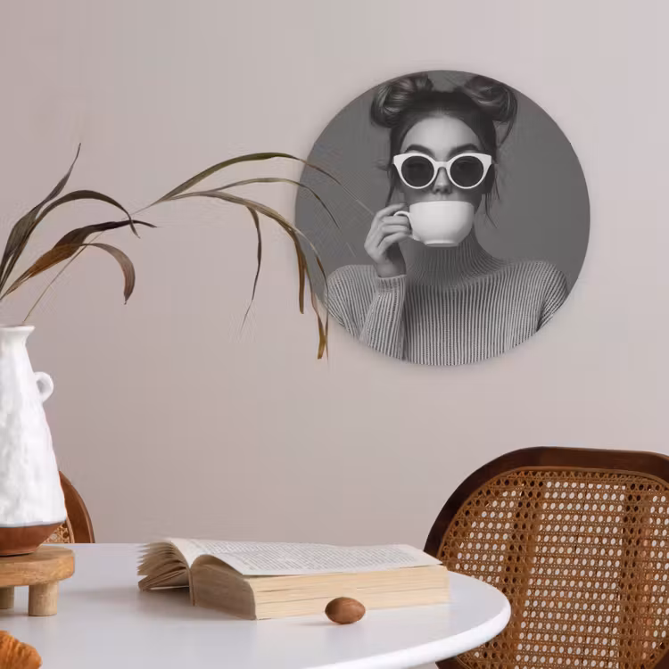 Vrouw - Koffie - Zwart - Wit Akoestische PET Vilt - Rond klein -sfeer3