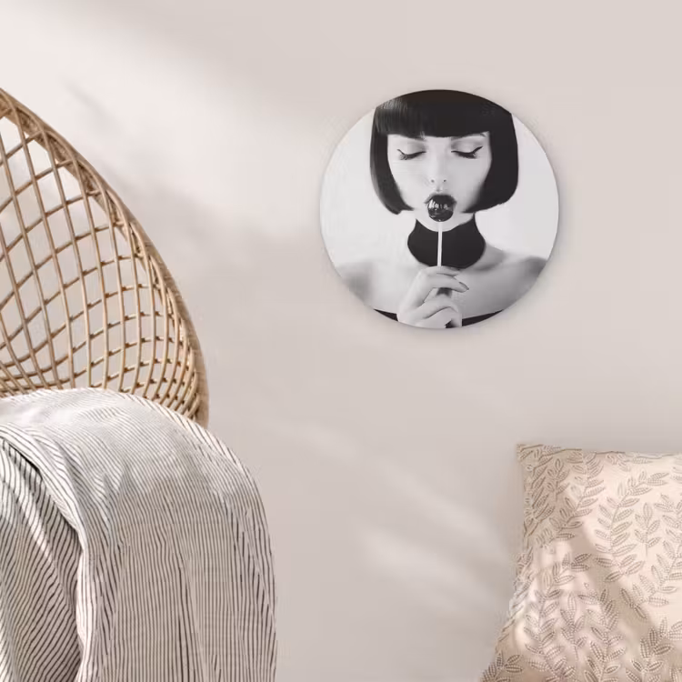 Vrouw - Lolly - Zwart - Wit Akoestische PET Vilt - Rond klein -sfeer4