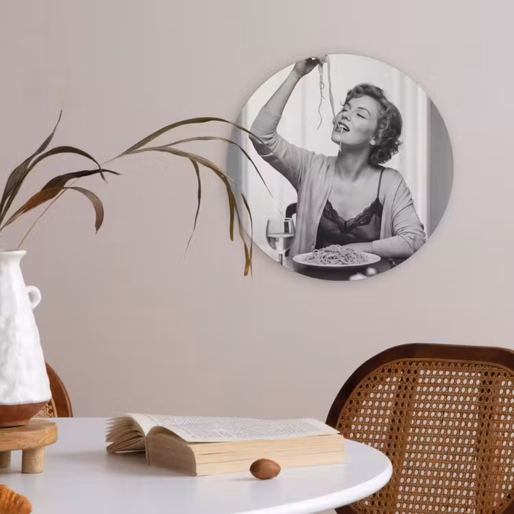 Vrouw - Spaghetti - Zwart - Wit Akoestische PET Vilt - Rond klein -sfeer3