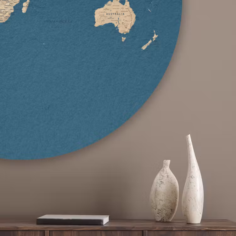 Wereldkaart - Donkerblauw - Beige Akoestische PET Vilt - Rond klein -sfeer5_closeup