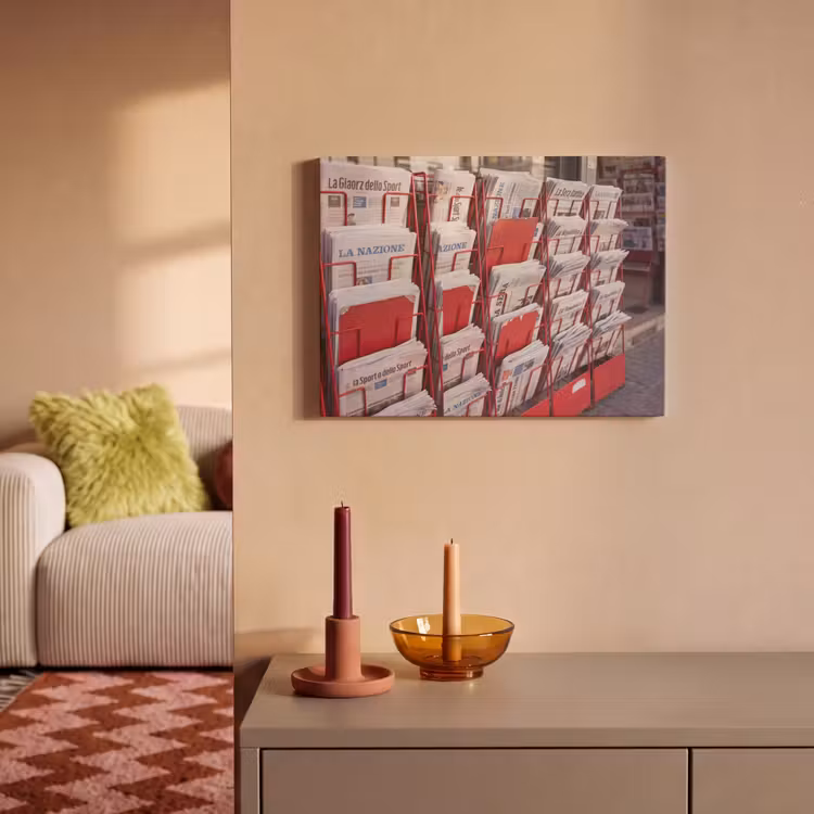 Kranten - Rek - Stedelijk - Dagelijks leven - Rood PET vilt klein -sfeer1