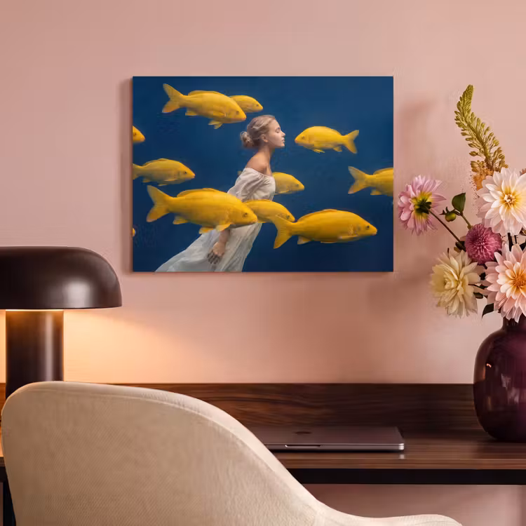 Vrouw - Vis - Water - Natuur - Geel PET vilt klein -sfeer3