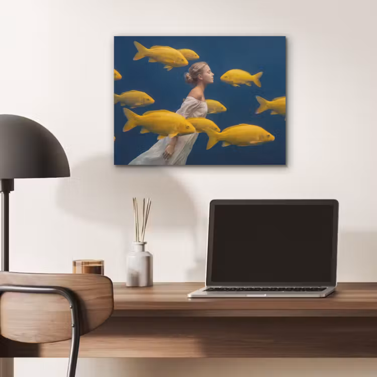 Vrouw - Vis - Water - Natuur - Geel PET vilt klein -sfeer5