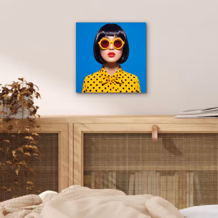 Vrouw - Zonnebril - Pop Art - Portret - Geel aluminium wit klein -sfeer3