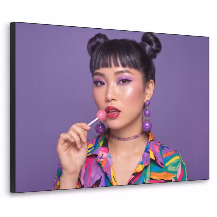 Vrouw - Portret - Make-up - Paars - Levendig Textielframe zwart klein -3d