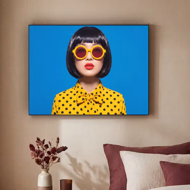 Vrouw - Zonnebril - Pop Art - Portret - Geel Textielframe zwart klein -sfeer1