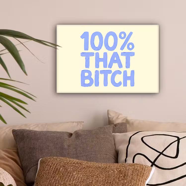 100% that bitch - Blauw - Wit canvas 2cm klein -sfeer1