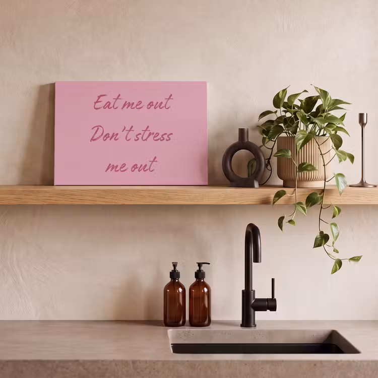 Eat me out don't stress me out - Roze - Handgeschreven canvas 2cm klein -sfeer3
