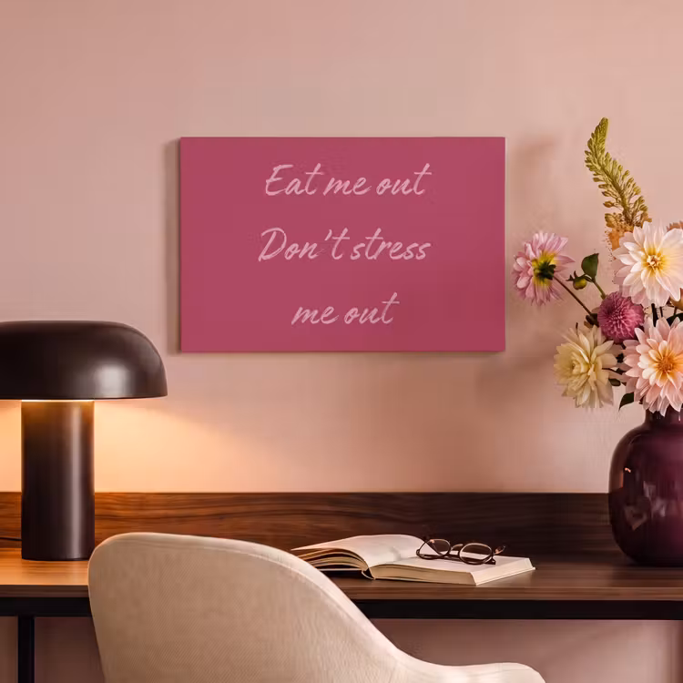 eat me out don't stress me out - Roze - Minimalistisch canvas 2cm klein -sfeer4