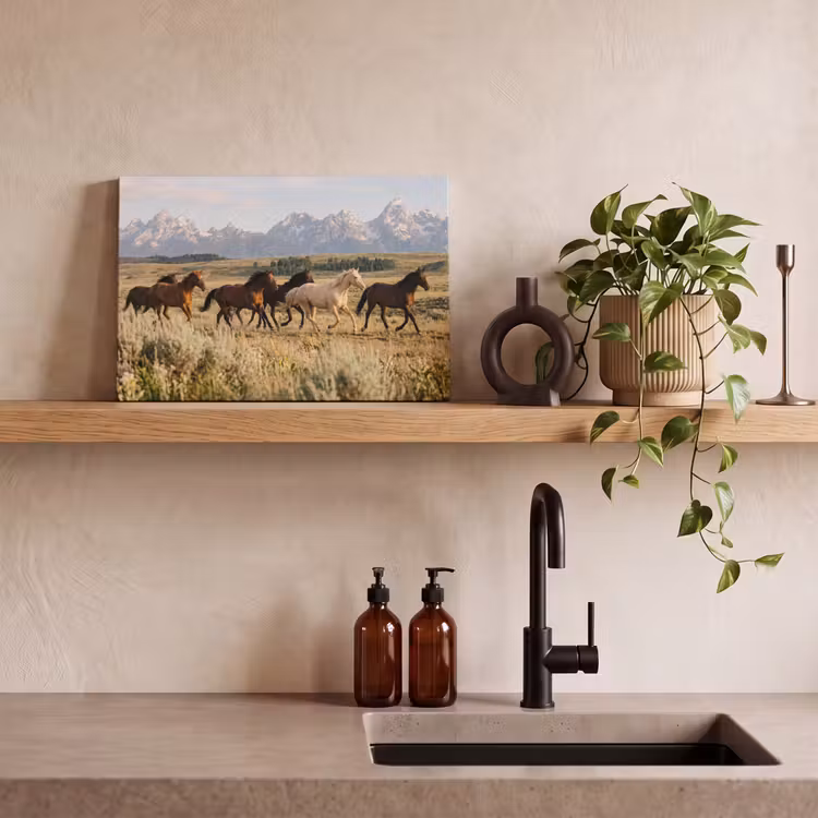 Paarden - Kudde - Bergen - Vrijheid - Wild canvas 2cm klein -sfeer3