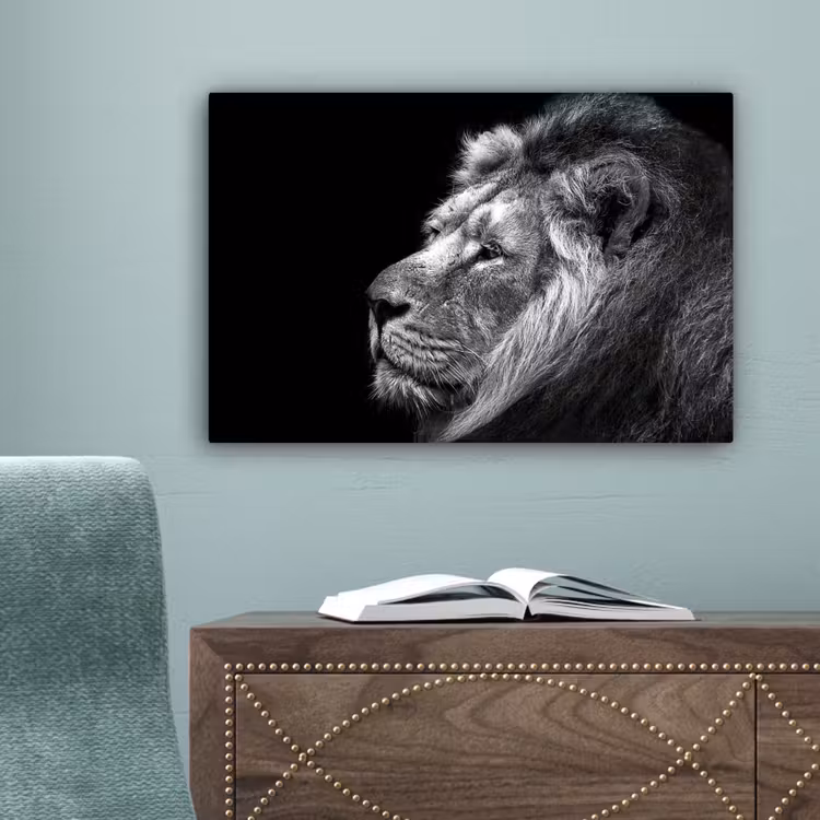 Leeuw tegen zwarte achtergrond in zwart-wit canvas 2cm klein -sfeer4