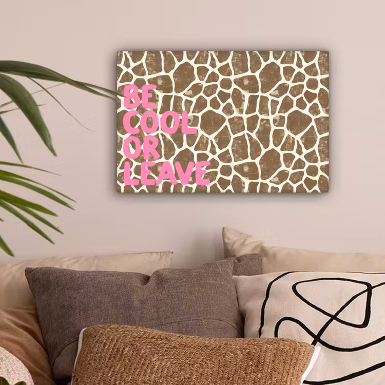 Tekst - Be cool or leave - Roze - Giraffenprint canvas 2cm klein -sfeer1