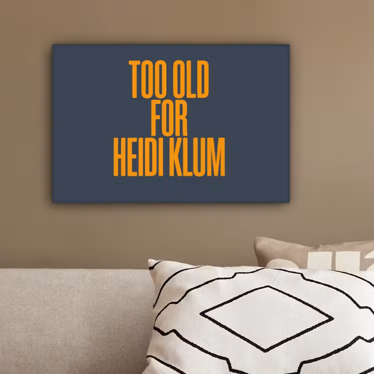 Too old for heidi klum - Geel - Blauw canvas 2cm klein -sfeer3