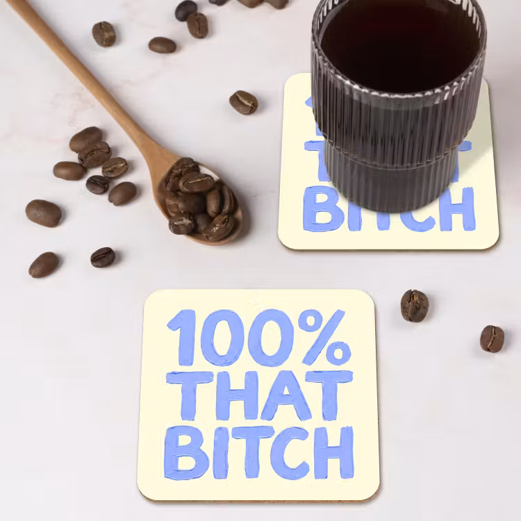 100% that bitch - Blauw - Wit onderzetter kurk middel -sfeer2