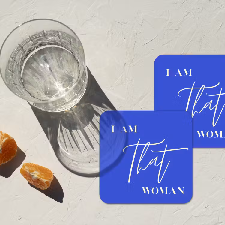 Blauw - I am that woman - Sierlijk - Minimalistisch onderzetter kurk middel -sfeer4