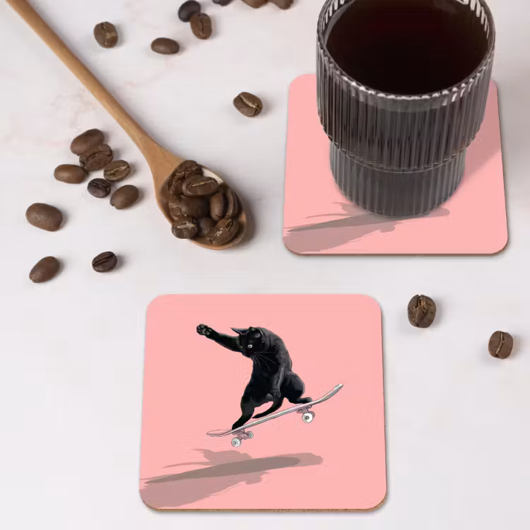 Kat - Skateboard - Roze onderzetter kurk middel -sfeer2