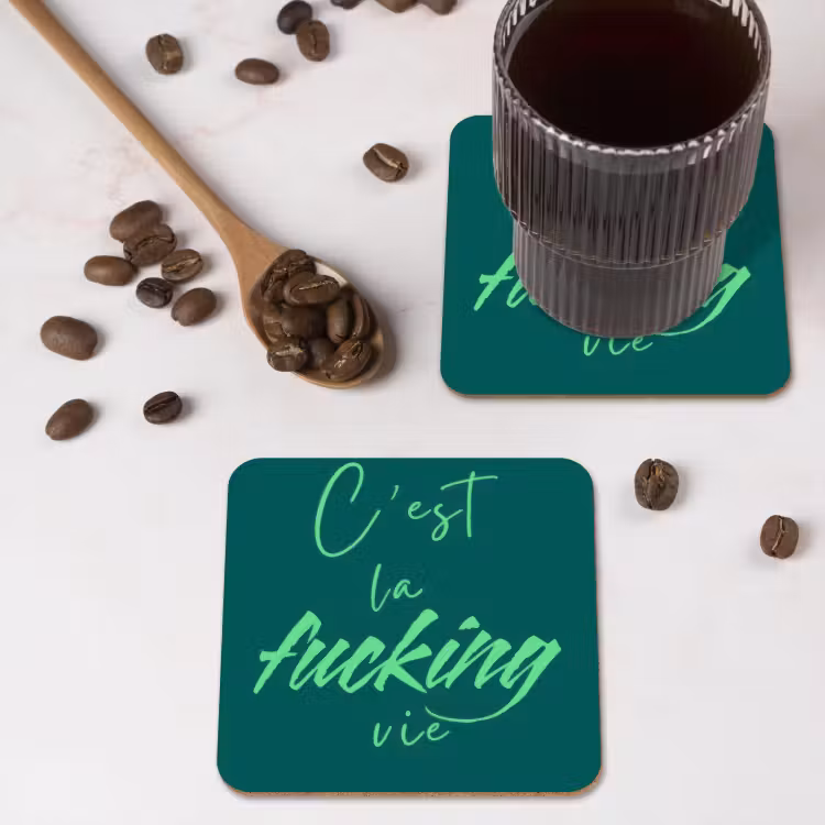 c'est la fucking vie - Groen - Handgeschreven onderzetter kurk middel -sfeer2