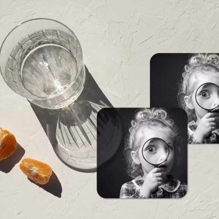 Kind - Vergrootglas - Portret - Zwart-wit onderzetter kurk middel -sfeer4