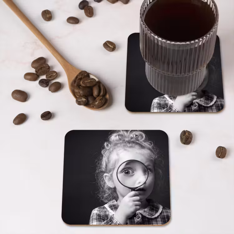 Kind - Vergrootglas - Portret - Zwart-wit onderzetter kurk middel -sfeer2
