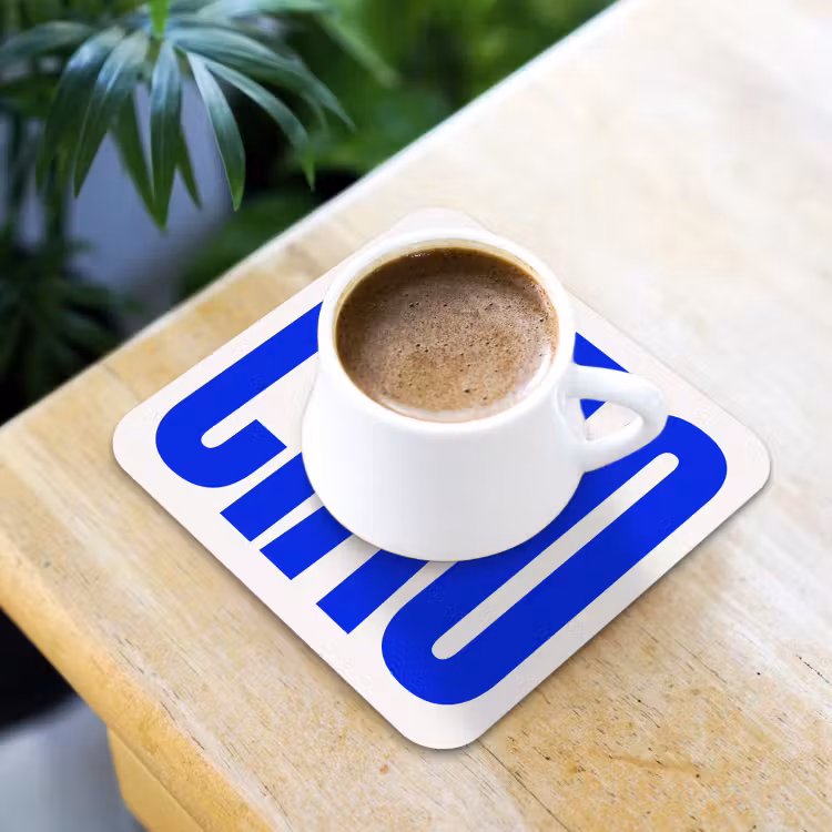 Ciao - Hoofdletters - Blauw - Minimalistisch onderzetter kurk middel -sfeer5