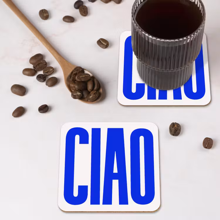 Ciao - Hoofdletters - Blauw - Minimalistisch onderzetter kurk middel -sfeer2