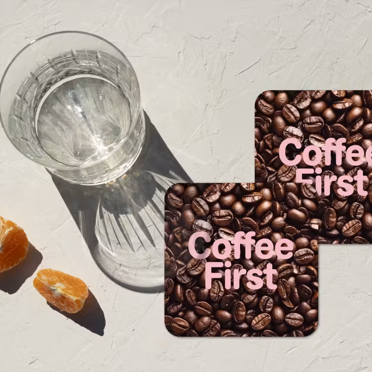 Coffee First - Koffiebonen - Roze onderzetter kurk middel -sfeer4