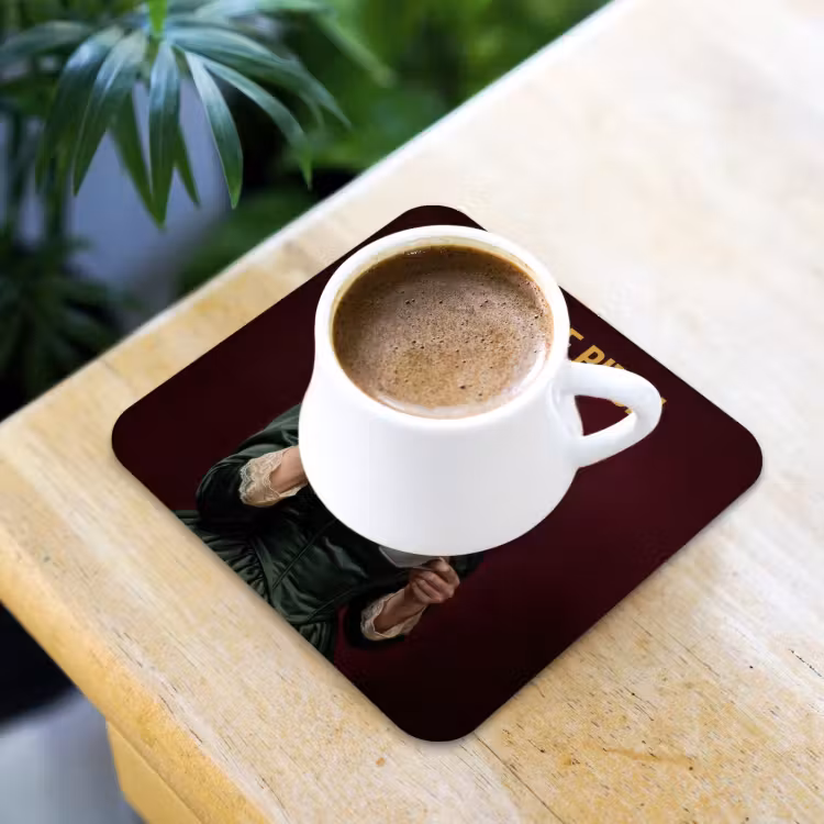 Koffie - Vrouw - Middelvinger onderzetter kurk middel -sfeer5