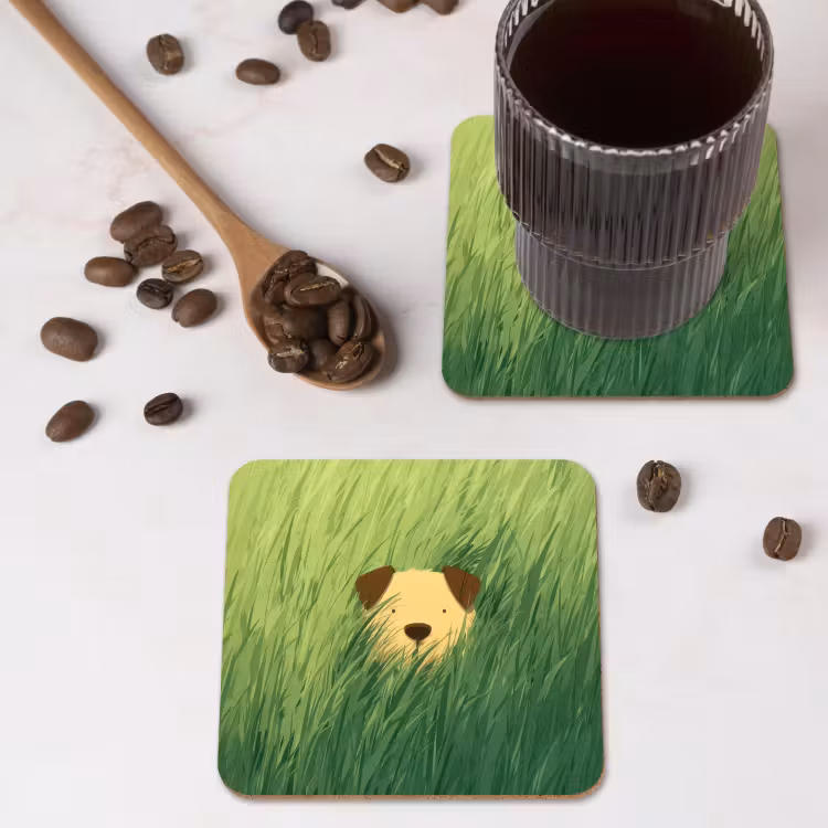 Hondje - Gras - Oren - Bruin onderzetter kurk middel -sfeer2