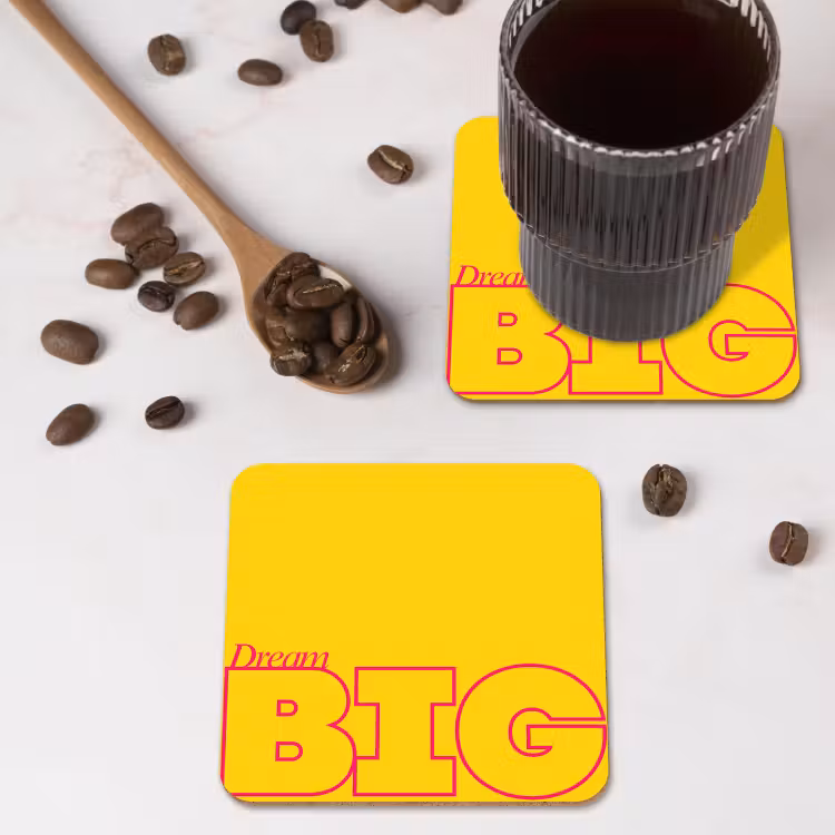 Dream big - Geel - Grafisch onderzetter kurk middel -sfeer2