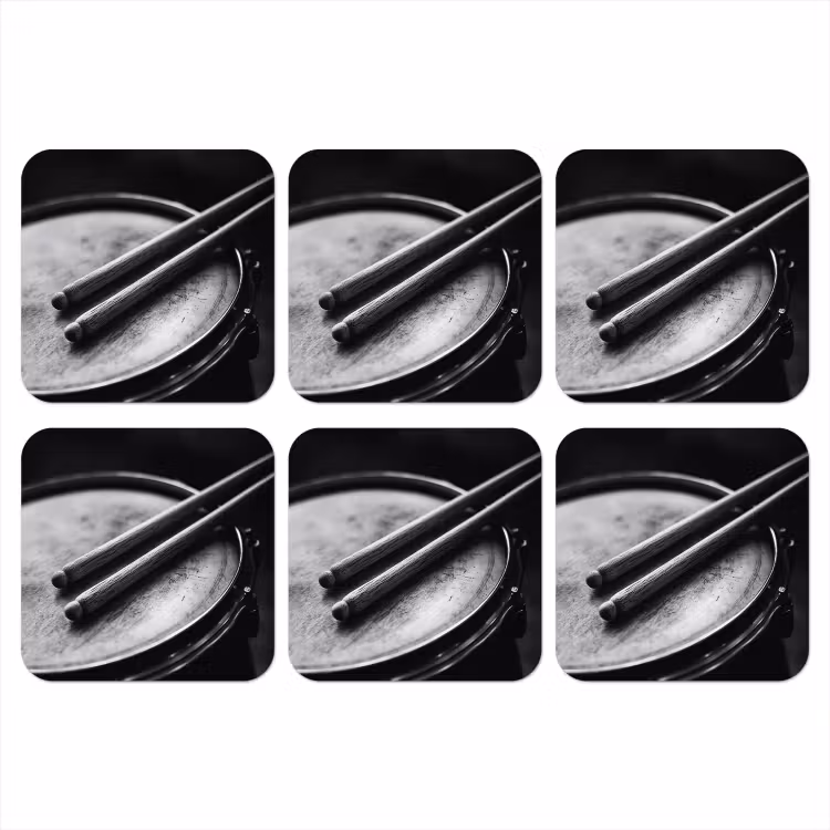 Trommel - Close-up - Drumstokken - Zwart onderzetter kurk middel -3d